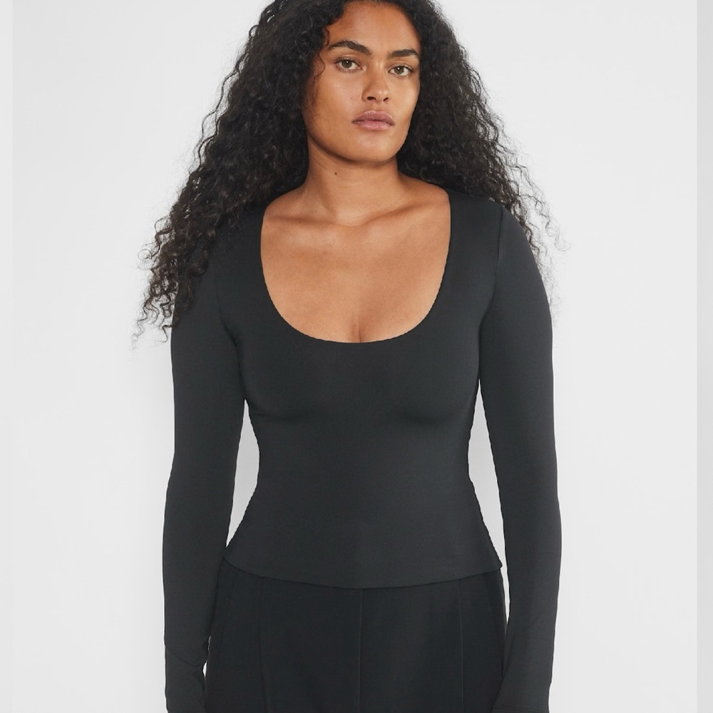2 Aritzia Contour Scoopneck Longsleeves